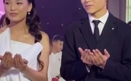 "Көзіне жас алды": Айнұр Тұрсынбаева келініне сырға салып, ұзатып әкетті (Видео)