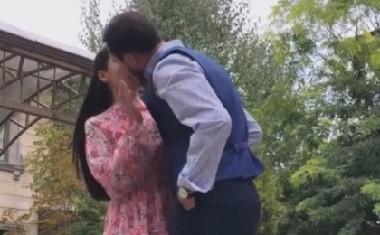 "Әркіммен сүйісіп не көрінді": Ақбота-Нұрдың әлдекіммен сүйіскен видеосы қызу талқыға түсті
