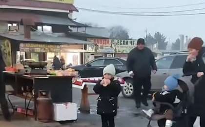 Желіде екі баласымен курьер болып жүрген ананың видеосы көпшілікті жылатты (ВИДЕО)