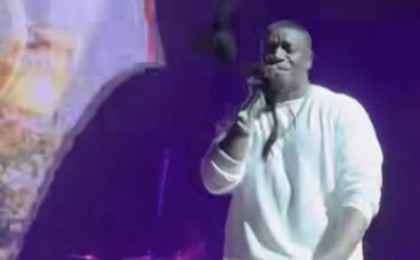 Астаналық жанкүйерлер шетелдік әнші Akon-ға іш киім лақтырған(фото)