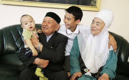 Қазақстанда 216 мың адам бір реттік төлем алады: Қарттар күніне орай