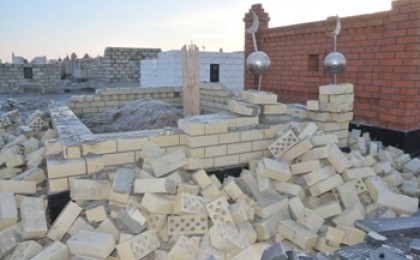 Әруақты қорлаған: Атырауда 12 қабірді қиратып тастаған