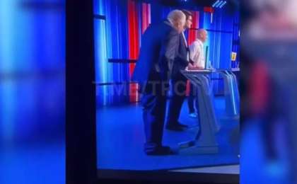 Жириновскийдің теледебат кезінде дамбалы түсіп қалды (Видео)