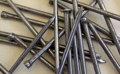 Павлодарда мұғалім тақтада есеп шығарып тұрған оқушының арқасына шеге сұққан (ВИДЕО)