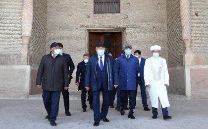 Назарбаев Ясауи кесенесінде бабалар рухына тағзым етті