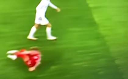 «Ливерпуль» ойыншысы матч кезінде аяғын сындырды (Видео)