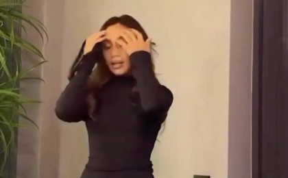 «Не деген көргенсіздік»: іш киімін шешіп, шашына таққан бойжеткен сынға қалды (ВИДЕО)