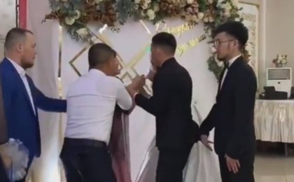 "Орамалыңды шеш!" - Қалыңдықтың анасы той үстінде шу шығарды