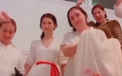 "Қазаққа жат қылық қой": Жаңа түскен келіннің пәктігіне сүйінші сұраған әйелдер сынның астында қалды