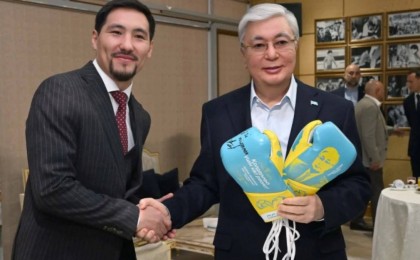 Тоқаевқа өз суреті бар бокс қолғабы сыйға берілді