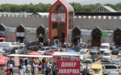 Жалақысын алу үшін базар күзетшілері ай сайын сүрелер жаттап жүр