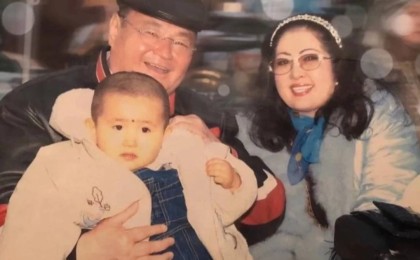 "8 фотомды фарфор ыдысқа салды": Мақпал Жүнісова марқұм Заманбек Нұрқаділовтың сыйлаған сыйлықтарын көрсетті