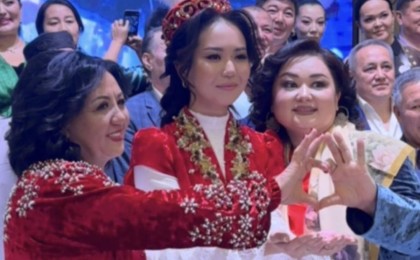 "Өзінше боп жүреді": әнші Роза Әлқожа жаңа түскен келінімен араз ба?