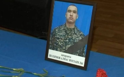 Алматы облысында қаза тапқан сарбаздың туыстары оның денесін қазып алып, кісі қолынан көз жұмғанын айтты