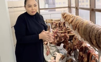 «Қыста екі жылқы жеп қоямыз»: әнші Алтынай Жорабаева үйіндегі етін көрсетемін деп сынға қалды