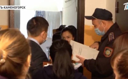 Өскеменде әкімдік қызметкерлері жетімдерге берілген пәтерде тұрып жатыр