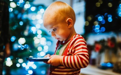 Ер адам алдап-сулап 5 жасар баланың қымбат телефонын мың теңгеге алған