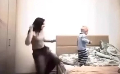 «Оңбағандар»: TikTok-қа видео түсіру үшін сәбиді теуіп құлатқан қыздар жұрттың ашуын туғызды (ВИДЕО)