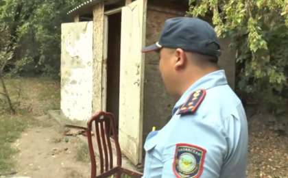 Әжетхана ішінде жатқан: Алматыда полицейлер сәбиді құтқарып қалды