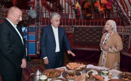 Тоқаев пен Әлиев Бакудегі қазақтың киіз үйіне кірді