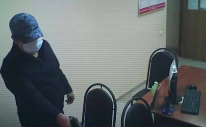 Ақтөбелік азамат ойыншық қарумен микрокредиттік ұйымды тонап кеткен (видео)