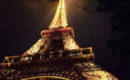 Париждегі Эйфель мұнарасында белгісіз біреу туристерге пышақпен шабуыл жасап, бір адам қаза тапты