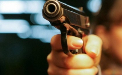 Атырауда жасөспірімдер кішкентай балаға оқ атқан