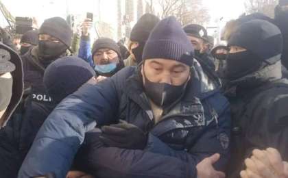 "Шойын жұдырығың биліктің айтағына еріп, митингтегі қыздарға қол көтеруге арналған ба?"