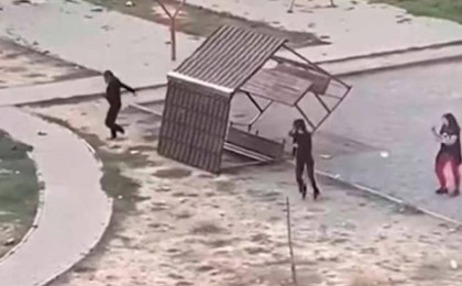 Талдықорғанда мектептің оқушы қыздары ауладағы орындықты түбімен жұлып алды (ВИДЕО)