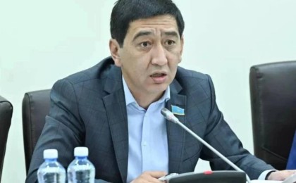 Депутат Зайытов жынысын ауыстырғандар мен қызын зорлаған әкелерді телеарналардан көрсетпеуін талап етті