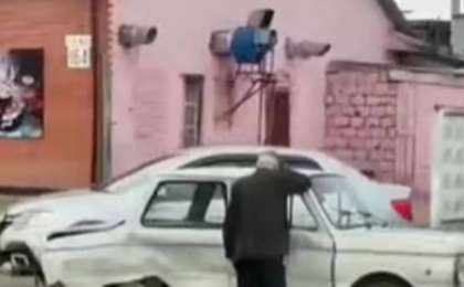 "Запорожецпен" жол апатына түскен қария Павлодар тұрғындарының көңілін босатты (видео)