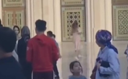 "Ішінде жын бар": Елордада жаңадан ашылған мешітте билеген қызды халық тоқтата алмады