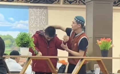 «Текті ұрпақ»: Ерекше баланы тамақтандырған даяшыға көпшілік риза болды (ВИДЕО)