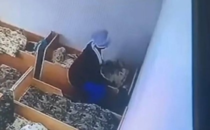 Екібастұздағы балабақшада баланы аяусыз ұрып-соққан тәрбиеші видеоға түсіп қалған