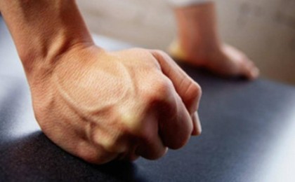 Оралда дене шынықтыру пәнінің мұғалімі 6-сынып оқушысын соққыға жыққан