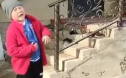 Желіде атасына ән айтқан бүлдіршін оқырмандарды күлкіге қарық қылды