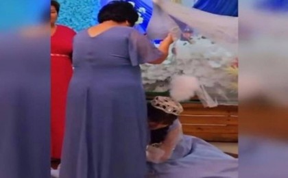 «Аяқ сүю дәстүрі мүлде болмаған». Ұзатылған қыз тойда анасының аяғын сүйіп елді шошытты