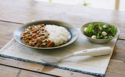 "Тамаққа тұзды өзі қосады": Жапонияда ерекше қасық жаппай сатылымға шықпақ