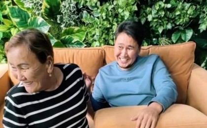 Анасының аяғын жуған Жахан Отарғалиевтің әрекеті желіде қызу талқыға түсті (видео)