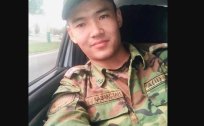 "Аурухана мен мәйітханаларға бардық": Тараз маңындағы жарылыс кезінде жоғалып кеткен жас жігітті туыстары іздестіріп жатыр