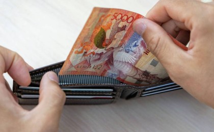 25-30 мың теңге: Жігіттер желіде ашықтан ашық тәнін саудалауда