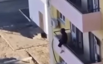 “Көргендер жаппай фото, видеоға түсірді”: Атырауда 46 жастағы әйел 8 қабаттан секіріп, мерт болды