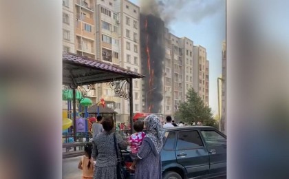 Шымкентте көпқабатты үй өртеніп жатыр (видео)