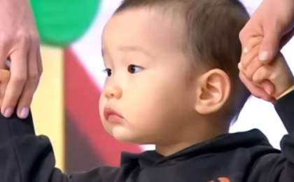 "Әлі екіге толмаған": 21 елдің туын жатқа айтатын балақай халықты тәнті етті (видео)