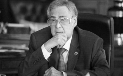 "Табыт ішінде крест ұстап жатты" - Журналист Аман Төлеевтің қалай жерленгенін айтты