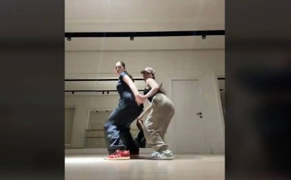 Қайрат Нұртас пен Тұрсынбек Қабатовтың қыздары бидің түбін түсірді (ВИДЕО)