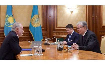 托卡耶夫总统会见法国政治家雅克·阿塔利