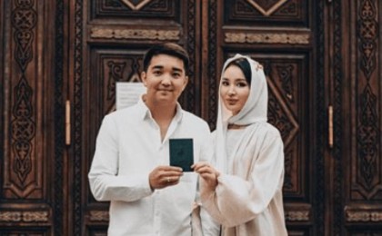 "Райм мен Еркенің жолын берсін". Танымал әнші өзінен 6 жас үлкен әрі бір ұлы бар келіншекке үйленді