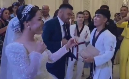 "Енесі ойланып қалған шығар": Таэквондист келін тойда елдің зәресін ұшырды