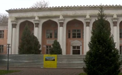 "Діни секталар жиналады": Алматыдағы теміржол ауруханасы қаңғыбастардың мекеніне айналған